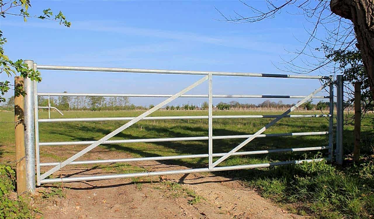 Small Metal field Gate