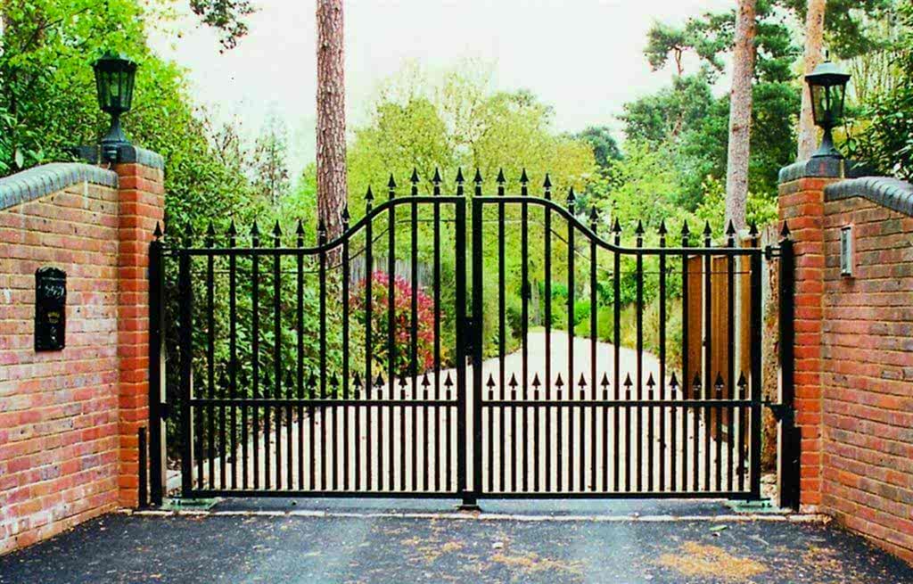 Arched top ornamental gate