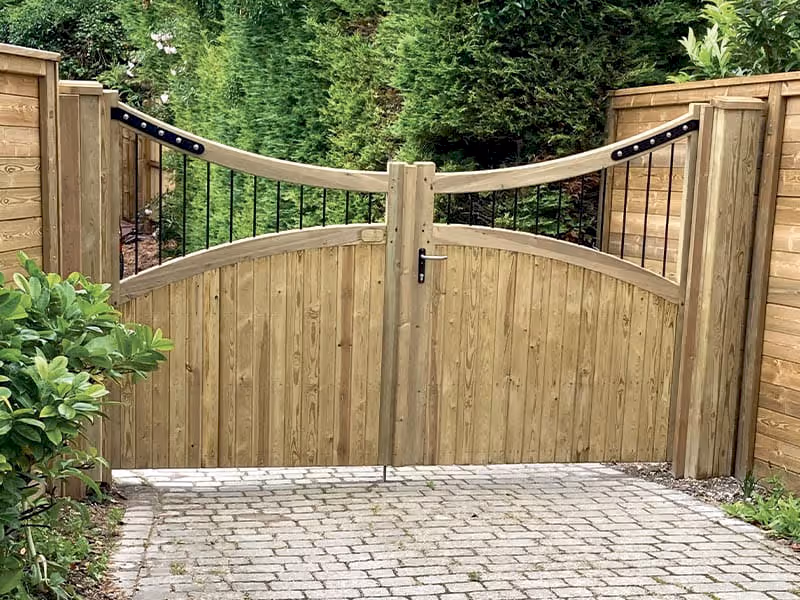 cathedral-courtyard-driveway-gate