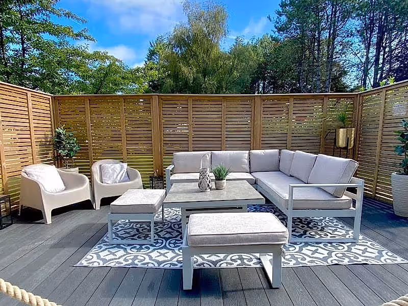 Outdoor seating area fencing
