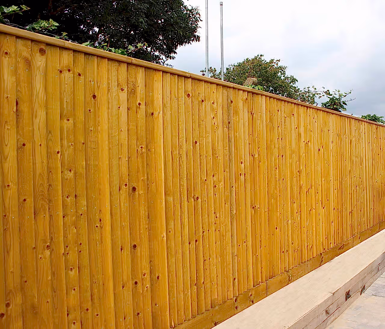 why do fence panels rattle