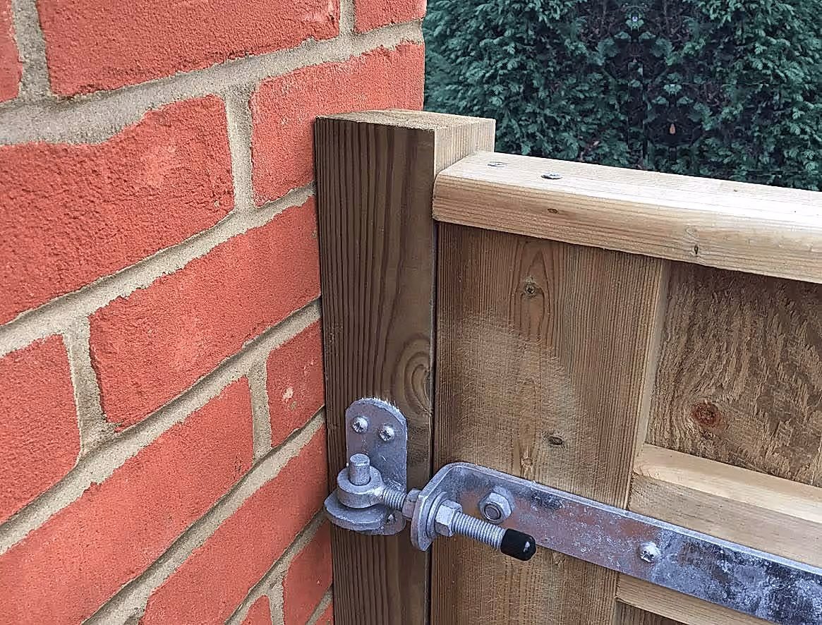Wall Plate holding garden gate