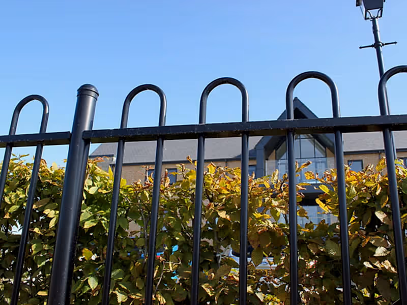 Tubular bow top fencing