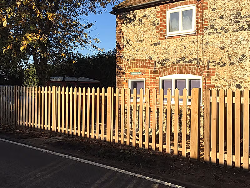 Pointed picket fencing