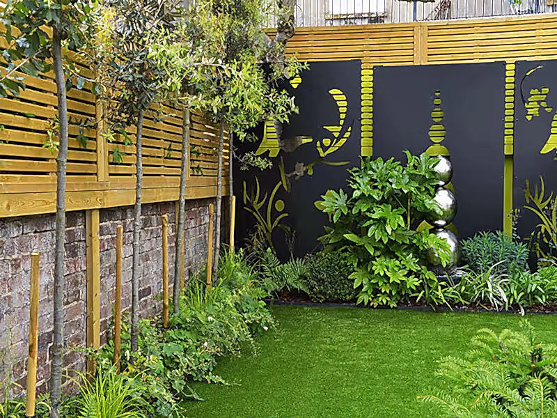 Venetian fence panels with privacy screens