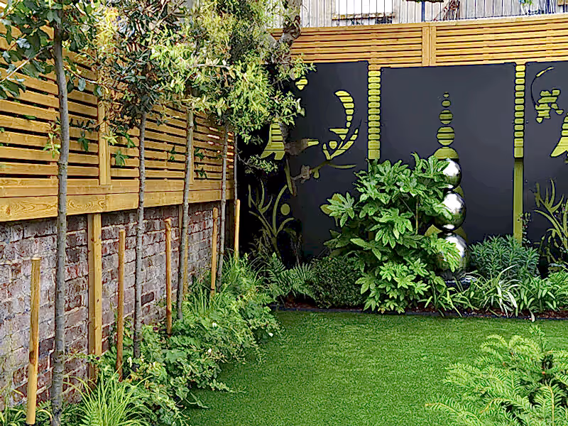 Venetian fence panels with privacy screens