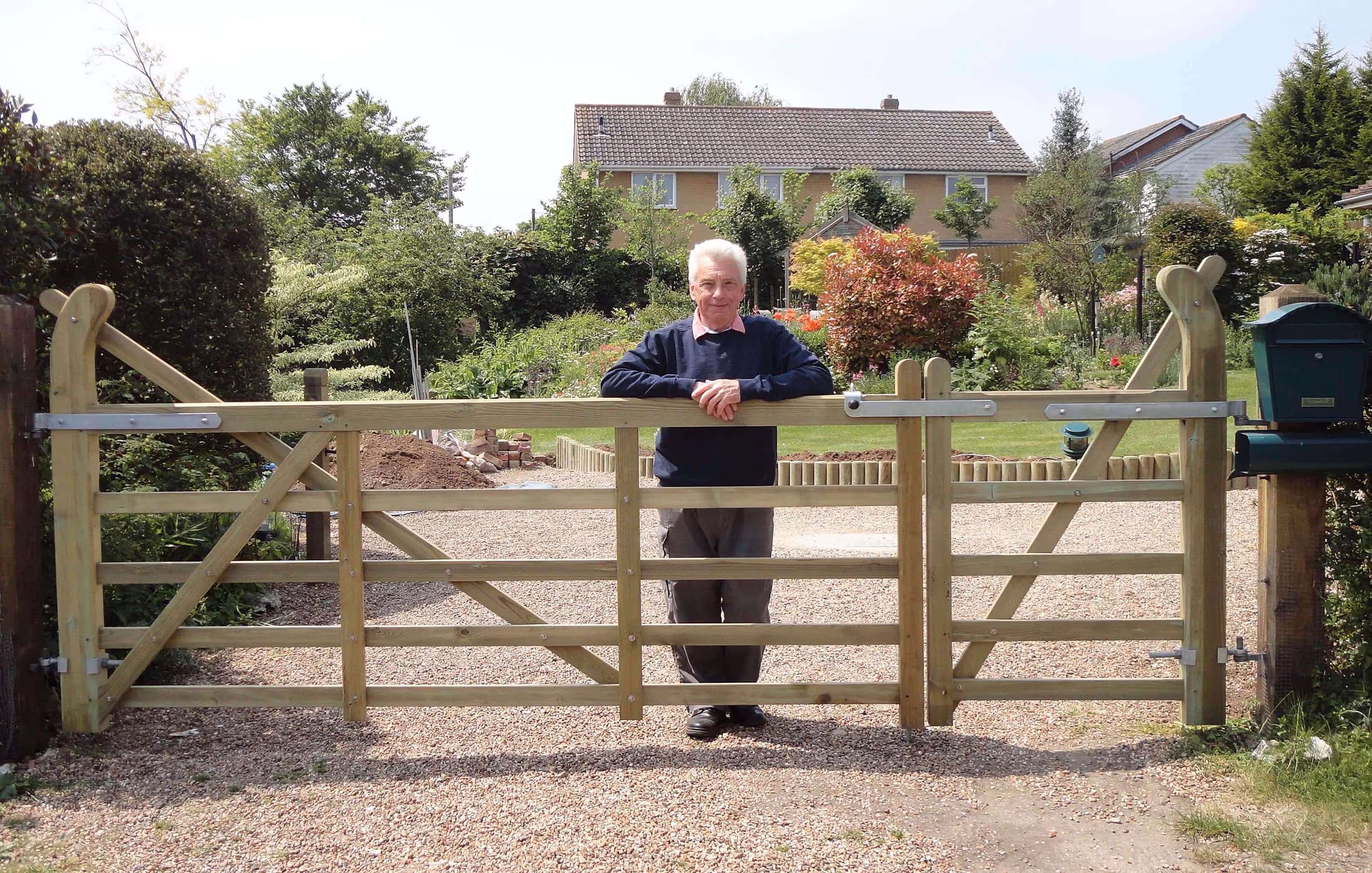 richard and his new pair of entrance gates