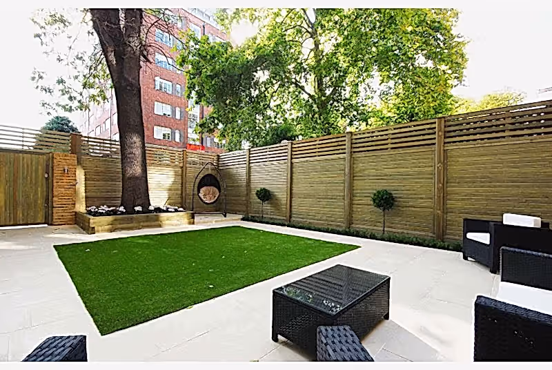 Contemporay timber fencing and garden