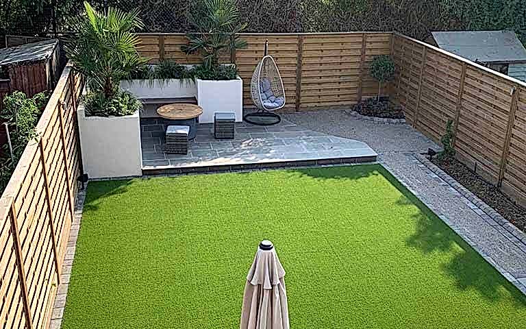 hit and miss panels create modern garden design