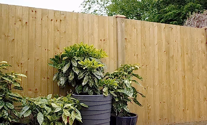 Featherboard closeboard fencing panels