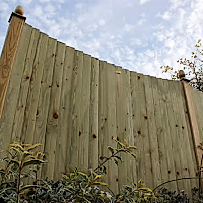 Curved closeboard fencing
