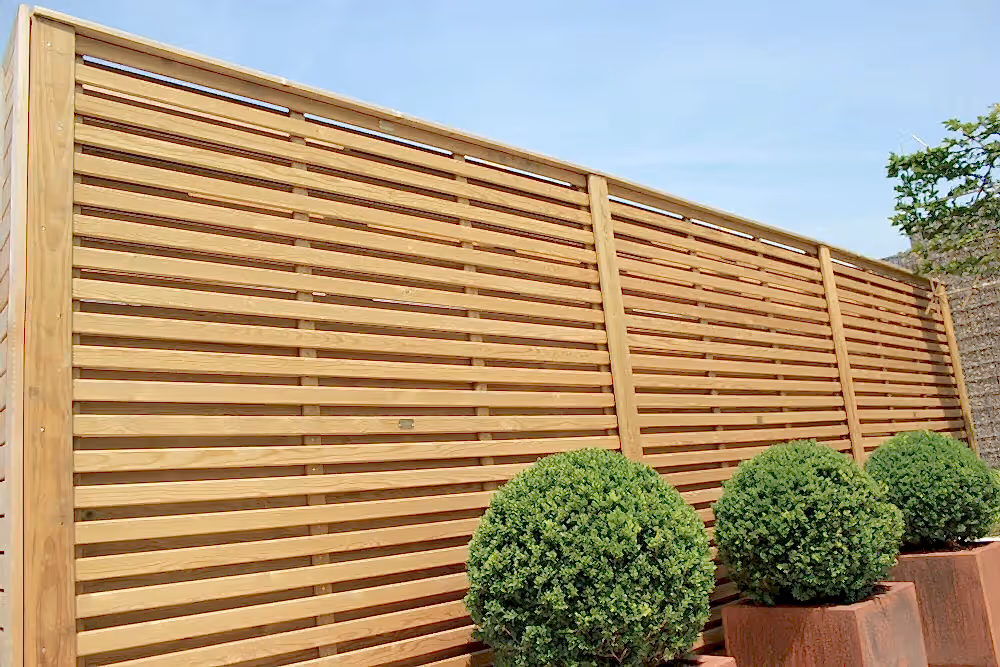 Hit and Miss Venetian panels create a perfect garden screen