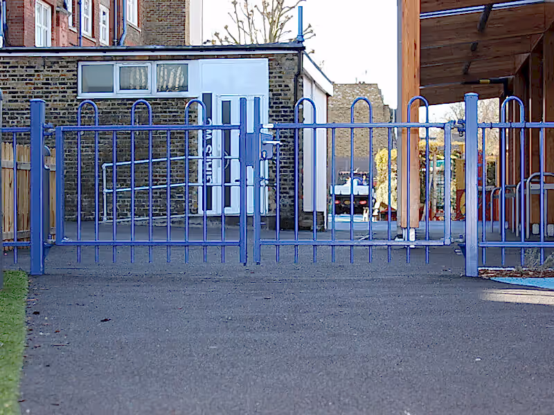 Anti trap bow top gate